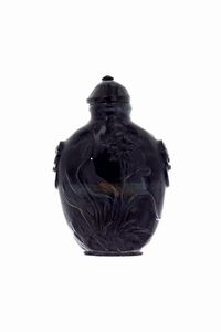 SNUFF BOTTLE - In pietra dura traslucida nei toni del nero-blu  corpo bombato e scolpito con fiori Cm 6 5x4