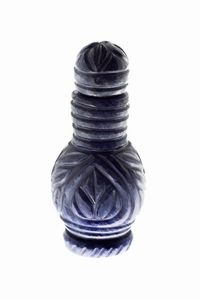 SNUFF BOTTLE - In pietra dura nei toni del blu-viola  corpo interamente scolpito con motivi vegetali Cm 8x3