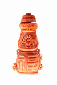 SNUFF BOTTLE - In corallo nei toni del rosa-arancio  inciso con ideogrammi cinesi e fiori Cm 6x3