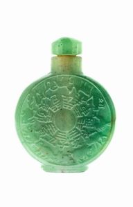 SNUFF BOTTLE - In giadeite scolpita con gli animali dell'oroscopo cinese e scritte in ideogrammi Cm 8x5