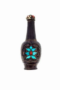 SNUFF BOTTLE - In argento  a forma di bottiglia  interamente incisa a motivi vegetali e floreali  impreziosita da turchesi e  [..]