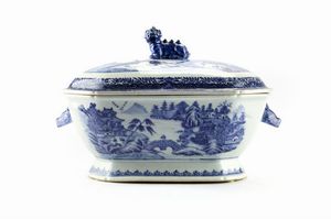 ZUPPIERA ORIENTALE - In ceramica  con coperchio. Decorata con motivi ornamentali blu su fondo bianco. Presa a forma di cane di Pho;  [..]