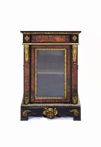 VETRINA - In stile Napoleone III  in legno ebanizzato  fronte composto da un cassetto e vetrina con anta in vetro. Decori  [..]