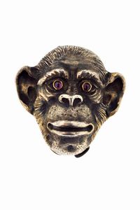 SCATOLA IN ARGENTO - Peso gr 36 3 A forma di testa di scimmia con due rubini cabochon come occhi. Interno vermeil. Marcata Fabergé  [..]