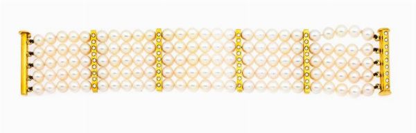 BRACCIALE : Lunghezza cm 20 composto da cinque fili di perle giapponesi del diam di mm 7 ca. Distanziali e chiusura in oro giallo con diamanti taglio brillante per totali ct 1 15 ca  probabile colore F-G  purezza IF-VVS  - Asta Asta 157 - Gioielli - Associazione Nazionale - Case d'Asta italiane
