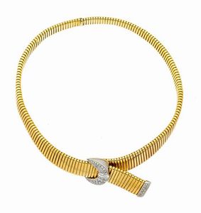 GIROCOLLO - Peso gr 89 1 Lunghezza cm 39 in oro giallo  a maglia tubogas a scalare  al centro fiocco in oro bianco con diamanti  [..]