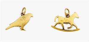 POMELLATO - Peso gr 5 8 Lotto di due ciondoli in oro giallo  firmati Pomellato  linea Dodo  raffiguranti un cavallo a dondolo  [..]