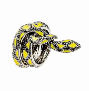 ANELLO - Peso gr 16 6 Misura 12 in oro bianco brunito  a forma di serpente  con diamanti taglio brillante di colore nero  [..]