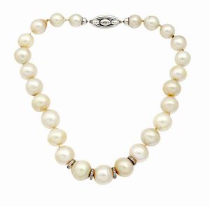 GIROCOLLO - Lunghezza cm 44 composto da perle australiane scaramazze  nei toni del bianco e del giallo  a scalare dal diam  [..]