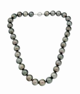 GIROCOLLO - Lunghezza cm 43 composto da un filo di perle Tahiti del diam di mm 12 e 13. Chiusura in oro bianco a sfera