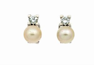 COPPIA DI ORECCHINI - Peso gr 10 1 in oro bianco  a clip  con due perle giapponesi del diam di mm 11 ca  sormontate da due diamanti  [..]