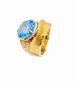 MISANI - Peso gr 28 3 Misura 14 Particolare anello in oro giallo  satinato  firmato Misani  con grande topazio azzurro  [..]