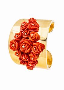 IMPONENTE BRACCIALE - Peso gr 130 4 rigido  in oro giallo  a fascia  con sommit decorata da rose in corallo rosso ed impreziosite da  [..]