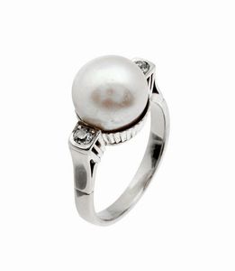 ANELLO - in oro bianco con al centro una perla giapponese del diam di mm 9 2 ca e ai lati due diamanti taglio brillante  [..]