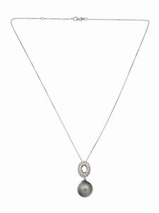 CATENA CON CIONDOLO - Peso gr 7 4 in oro bianco  con perla Tahiti del diam di mm 13.3 ca  sormontata da anello ovale in diamanti taglio  [..]