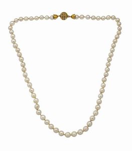 COLLANA - Lunghezza cm 62 composta da un filo di perle giapponesi dal diam di mm 8 a 8 2 ca. Chiusura in oro giallo  a sfera  [..]