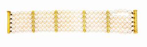 BRACCIALE - Lunghezza cm 20 composto da cinque fili di perle giapponesi del diam di mm 7 ca. Distanziali e chiusura in oro  [..]