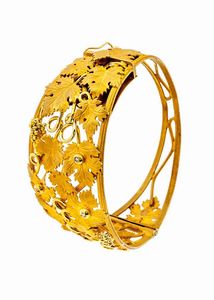 BRACCIALE - Peso gr 49 3 rigido  in oro giallo lucido e sabbiato  al centro decoro con foglie e tralci di vite  diamanti taglio  [..]