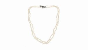 COLLANA - Lunghezza cm 67 composta da due fili di perle giapponesi del diam di mm 6 5 ca. Chiusura in oro giallo ed argento  [..]