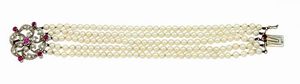 BRACCIALE - Lunghezza cm 19 composto da cinque fili di perle giapponesi del diam di mm 4 6 ca. Chiusura di forma rotonda con  [..]