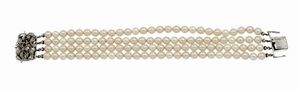 BRACCIALE - Lunghezza cm 19 composto da quattro fili di perle del diam di mm 5 8 e 6 0 ca; chiusura in oro bianco  lavorata  [..]