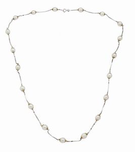 COLLANA - Lunghezza cm 63 composta da perle giapponesi dal diam di mm 7 1 a 7 7 ca  alternate a segmenti in maglia in oro  [..]