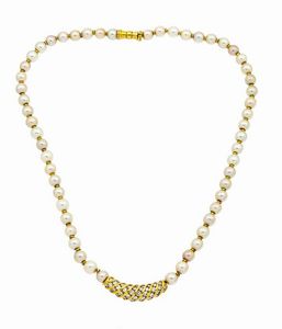 GIROCOLLO - Lunghezza cm 42 composto da un filo di perle giapponesi del diam di mm 6 e 6 5 ca; distanziali in oro giallo.  [..]