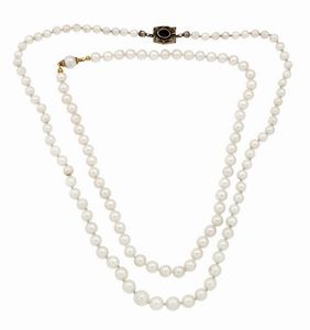 LOTTO DI DUE COLLANE - composte da un filo di perle giapponesi: - la prima a scalare dal diam di mm 5 a 8 ca. Chiusura in oro giallo  [..]