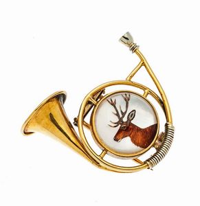 SPILLA - in oro giallo  a forma di trombone  con inserto in madreperla decorato con la figura di un cervo Peso gr 7 4