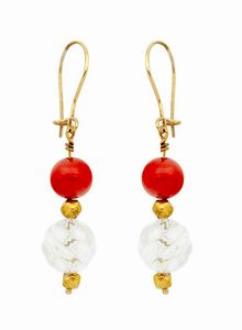 COPPIA DI ORECCHINI - Peso gr 3 6 pendenti  ad amo  in oro giallo  con sfere di cristallo di rocca costolonato e corallo rosso medit [..]