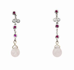 COPPIA DI ORECCHINI - Peso gr 4 3 pendenti  in oro bianco  con gocce di quarzo rosa briolette  diamanti taglio brillante per totali  [..]