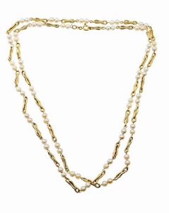 COLLANA - Peso gr 31 8 Lunghezza cm 98 composta da anelli intrecciati satinati  alternati a coppie di perle giapponesi del  [..]