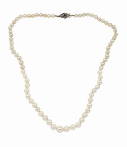 COLLANA - Lunghezza cm 50 composta da un filo di perle giapponesi del diam di mm 5 5  a 8 7 ca. Chiusura in oro bianco con  [..]