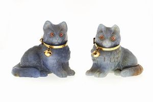 COPPIA DI SCULTURE - in agata blu  scolpite a forma di gatto  con collari in oro giallo recanti due campanellini.