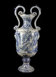 MANIFATTURA LIGURE DEL XIX SECOLO - Anfora biansata in ceramica bianco blu decorata a motivi classici.