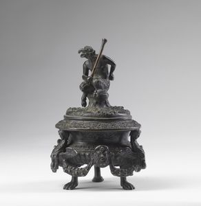 CALZETTA SEVERO (1476 - 1543) - Maniera di. Calamaio in bronzo fuso e cesellato con coperchio sormontato da un satirello, vaschetta adornata di maschere, fenici e festoni. Gambe leonine.