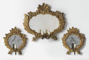 MANIFATTURA ITALIANA DEL XVIII SECOLO - Gruppo di tre specchiere scolpite e dorate a motivi fogliacei.