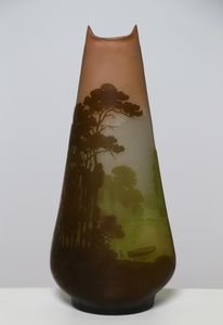 GALLE' EMILE (1846 - 1904) - Vaso troncoconico in vetro doppio, decorato con paesaggio lacustre e alberi nei toni del verde e del bronzo, finemente inciso ad acido su fondo verde.