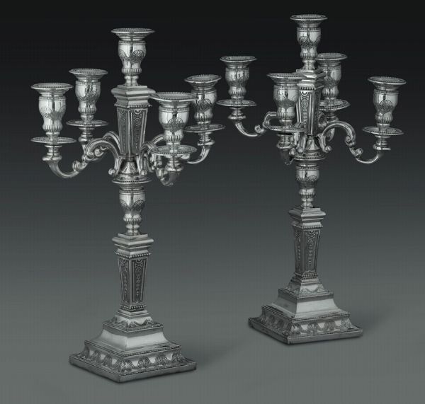 Importante coppia di candelabri neoclassici a cinque luci vintage in argento sterling. Londra 1990, marchio dell'argentiere IBB  - Asta L'Art de la Table - Associazione Nazionale - Case d'Asta italiane