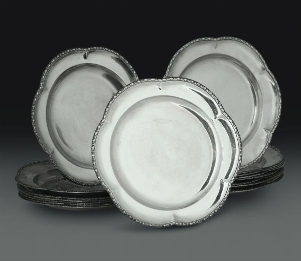Sedici piatti in argento. Manifattura iberica del XX secolo  - Asta L'Art de la Table - Associazione Nazionale - Case d'Asta italiane