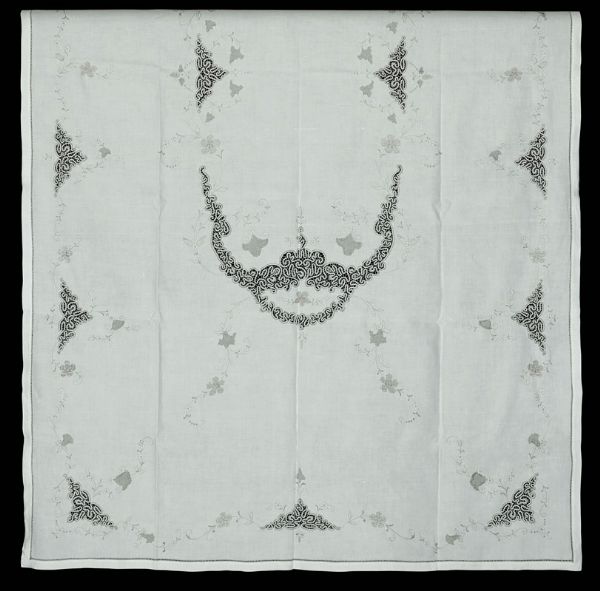 Tovaglia bianca in lino con ricami avorio, Italia XX secolo  - Asta L'Art de la Table - Associazione Nazionale - Case d'Asta italiane