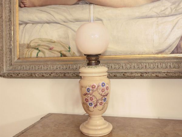 Lume a olio in vetro opaline rosa  - Asta House Sale: Arredi e dipinti da Villa Il roseto a San Domenico (FI) - II - Associazione Nazionale - Case d'Asta italiane