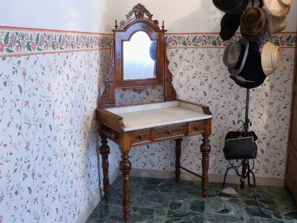 Piccola toilette in noce  - Asta House Sale: Arredi e dipinti da Villa Il roseto a San Domenico (FI) - II - Associazione Nazionale - Case d'Asta italiane