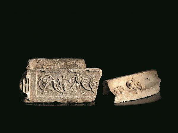 DUE FRAMMENTI ARCHITETTONICI  - Asta Archeologia - Associazione Nazionale - Case d'Asta italiane