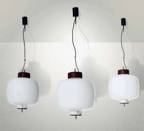 Tre lampade a sospensione con struttura in metallo e diffusori in vetro opalino.  - Asta Design Lab - Associazione Nazionale - Case d'Asta italiane