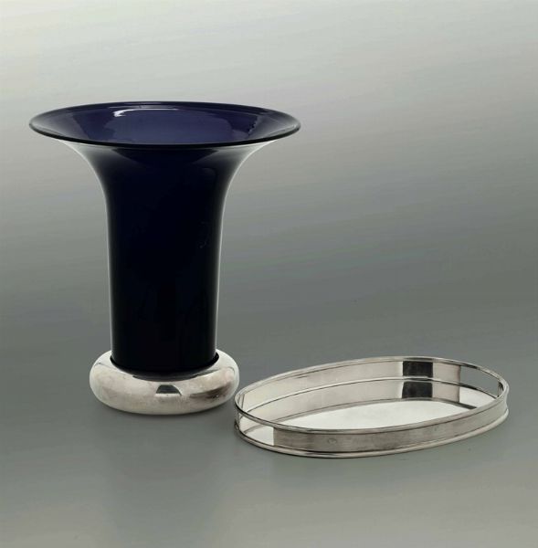 Lotto composto da vaso in vetro con base in argento e vassoio in argento Sabattini  - Asta Design Lab - Associazione Nazionale - Case d'Asta italiane