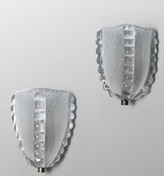 Coppia di appliques con struttura in metallo e diffusore in vetro di Murano.  - Asta Design Lab - Associazione Nazionale - Case d'Asta italiane
