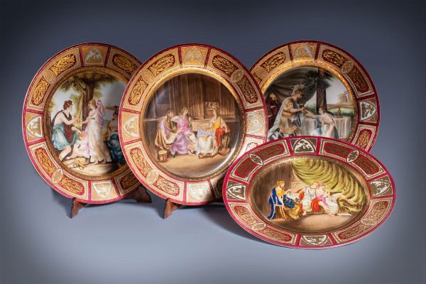 Quattro piatti in porcellana, secolo XX, raffiguranti scene mitologiche  - Asta Incanti d'Arte - Associazione Nazionale - Case d'Asta italiane