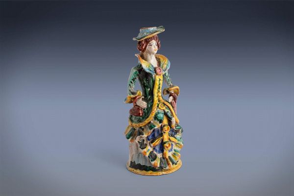 Scultura in ceramica raffigurante figura femminile, manifattura di Caltagirone, secolo XX  - Asta Incanti d'Arte - Associazione Nazionale - Case d'Asta italiane