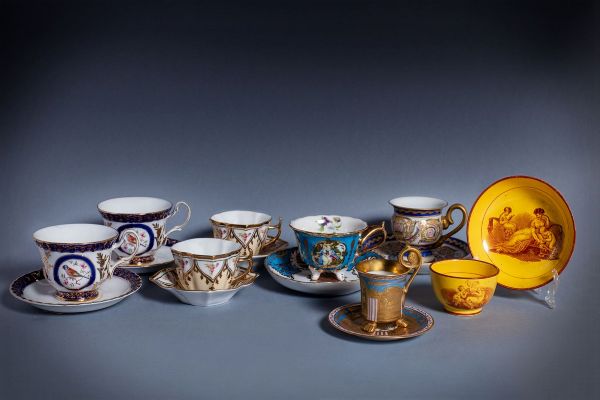 Gruppo di otto tazzine con piattino in porcellana, secolo XX, di cui due coppie  - Asta Incanti d'Arte - Associazione Nazionale - Case d'Asta italiane